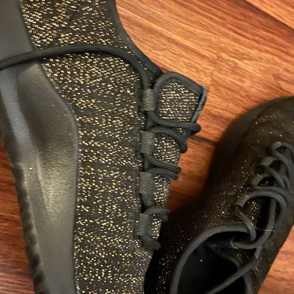 Adidas size 7 black sneakers